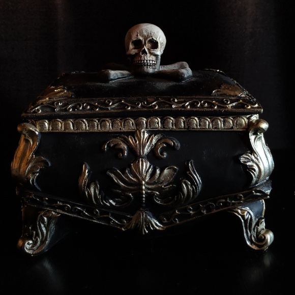 Other - Gothic Skull Makeup/Jewelry Casket